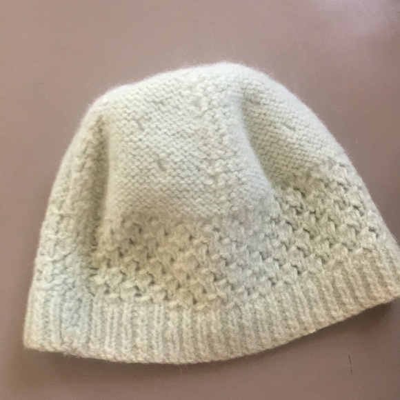 Cream color handwoven Irish wool hat with tassel - Picture 4 of 4